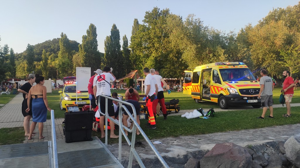 „A vízibicikli kölcsönzős szaladt a strand bejáratánál található defibrillátorért” – a vízben állt le egy idős férfi szíve a szigligeti strandon, a vízimentők élesztették újra a bajbajutottat