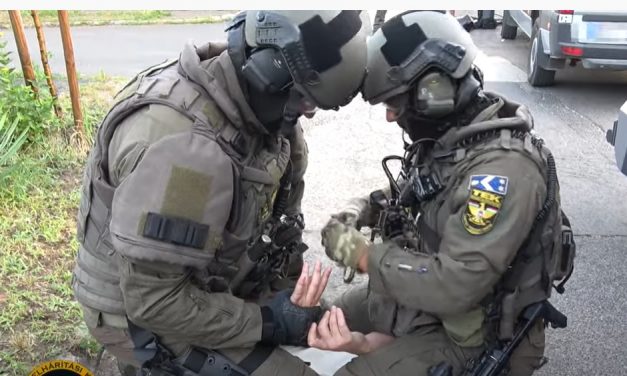 Kattant a bilincs a zsarolóbanda tagjainak csuklóján: videón, ahogy lecsap rájuk a TEK