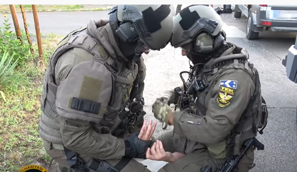 Kattant a bilincs a zsarolóbanda tagjainak csuklóján: videón, ahogy lecsap rájuk a TEK