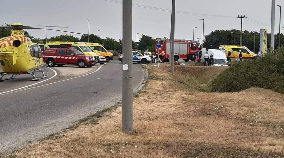 Autós üldözés Pest megyében: egy szolgálati autót is lezúzott a felelőtlen sofőr, aztán az árokba csapódott – Rengeteg a súlyos sérült