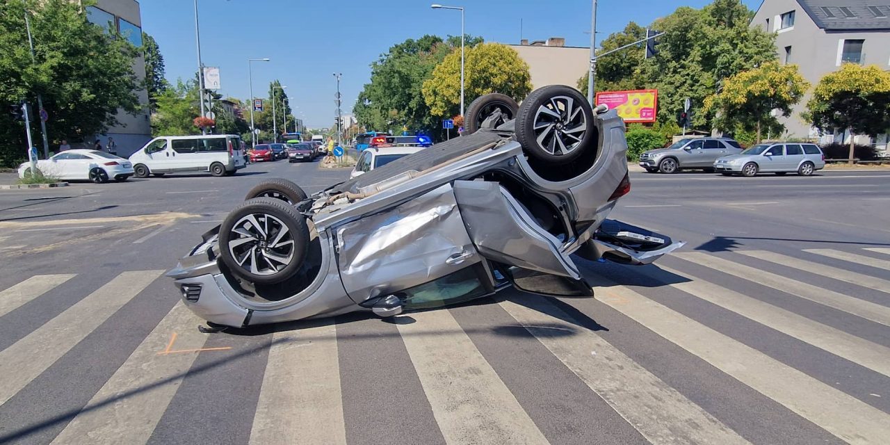 Felborult egy Honda Budapesten, miután az oldalába rohant egy Opel – Súlyos sérült is van – Fotók a helyszínről