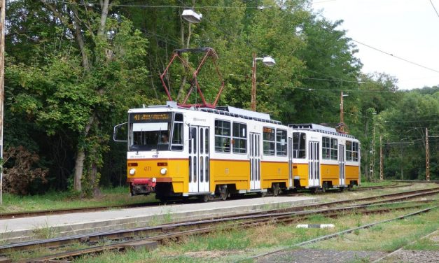 Elvetemült férfi dobálta meg éjjel a 41-es villamost, a jármű vezetőjét kórházba vitték