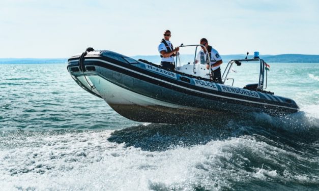 Drámai pillanatok a Balatonon: több mint egy tucat embert kellett kimenekíteni a vízből a vihar miatt