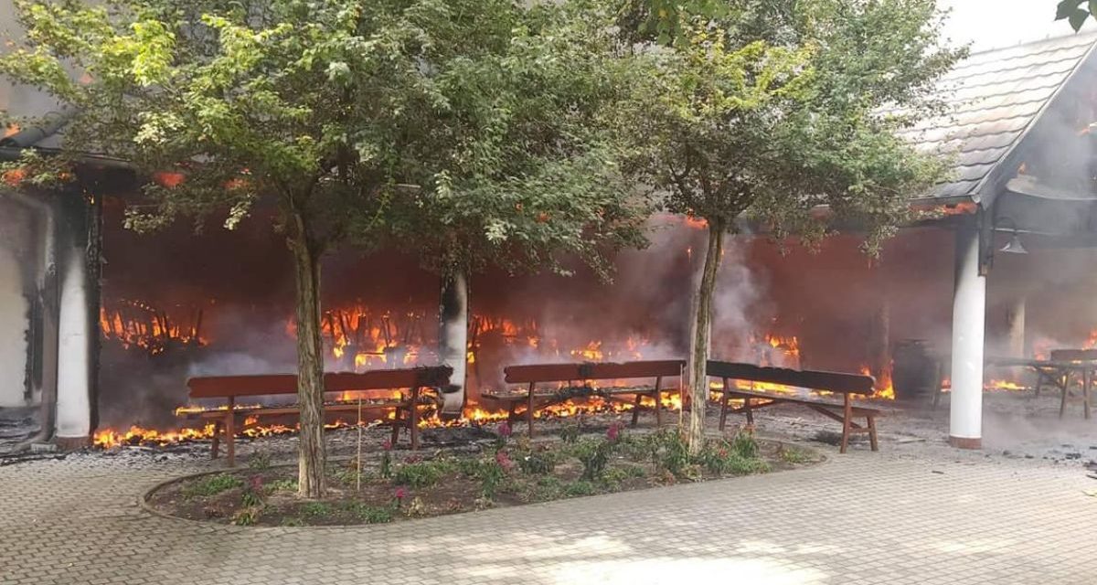 Döbbenetes: esküvőjük előtt égett le a felsőlajosi csárda rendezvényterme – videók