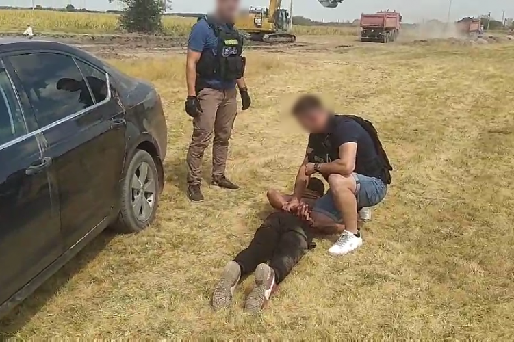 Döbbenetes támadás Debrecenben: hátulról megragadta a fiatal lányt a férfi, majd felemelte és métereken keresztül magával hurcolta