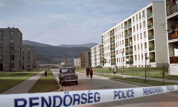 Vérengzés a miskolci társasházban – hajtóvadászatot indított gyermekei után Pál, a kegyetlen apa