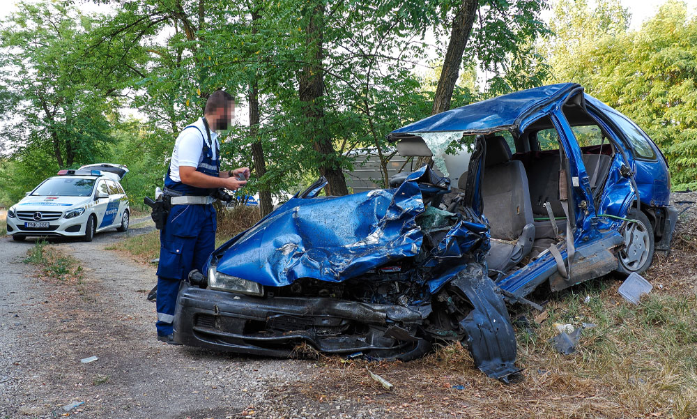 „Nincs semmi másom” – Kökény Attila dalával búcsúzik felesége attól a vétlen sofőrtől, aki Kiskunhalas mellett halt meg, miután összeütközött egy román kisbusszal