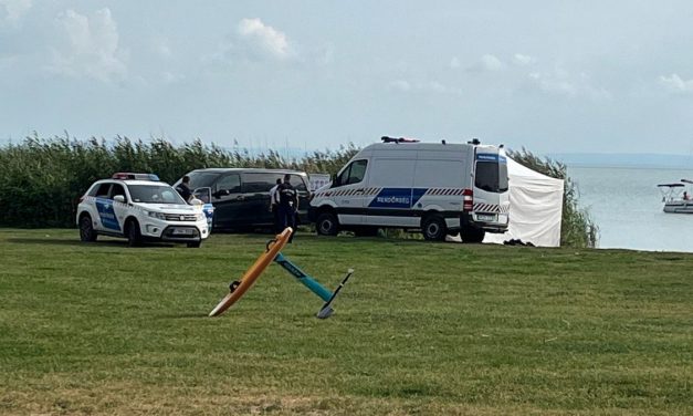 Újabb tragédia a Balatonon: belefulladt a vízbe egy 68 éves asszony, párja könnyek között beszélt a történtekről