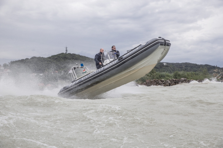 Két nő került nagy bajba a Balatonon: a viharjelzés idején ragadtak a vízen, így segítettek rajtuk a vízirendőrök