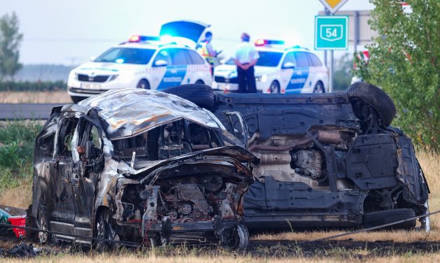 Bócsai tömegszerencsétlenség: rendőrök elől menekült az embercsempész hárman meghaltak, 11-en kerültek kórházba