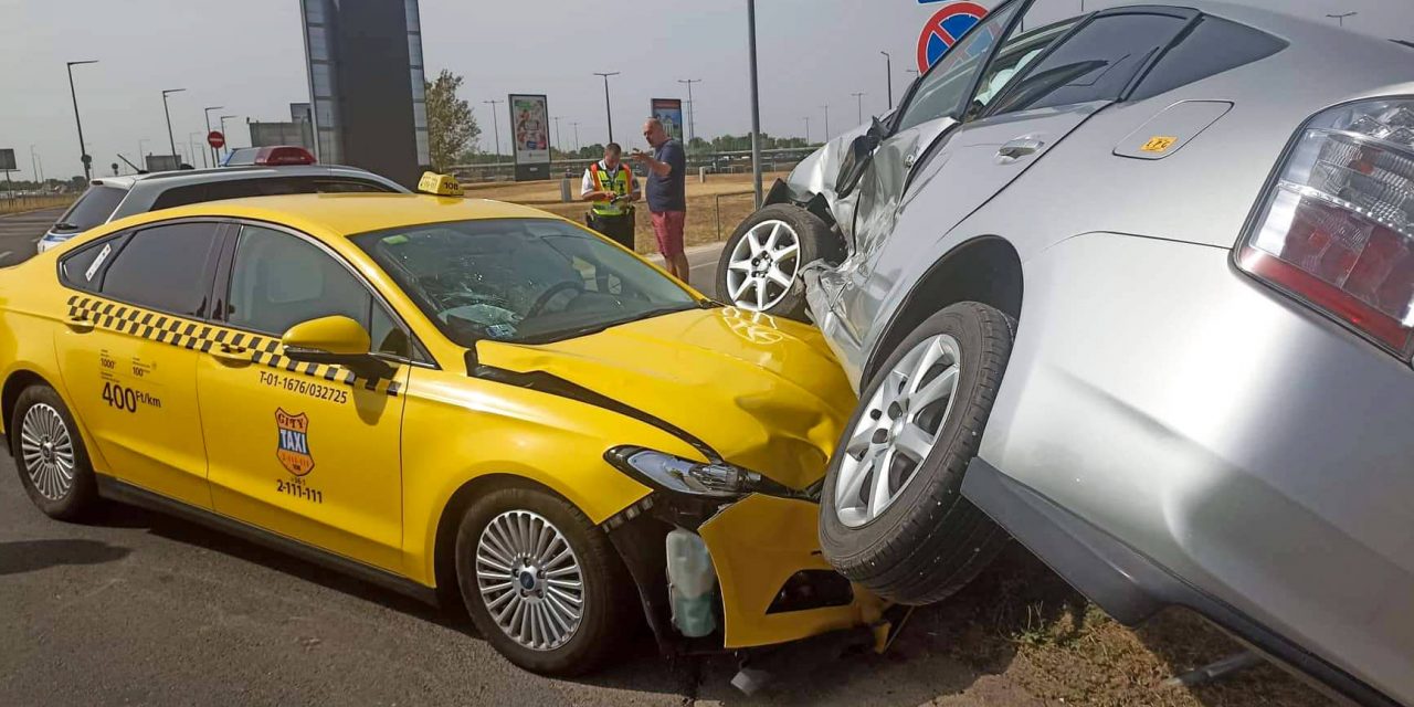 Benézte az elsőbbségadó táblát az idős asszony, a taxi motorháztetjén találta magát: a sárga autóban ülő utas a parkolón keresztül futott a repülőgépéhez