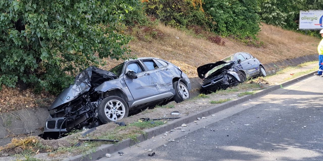 Súlyos baleset a Bécsi úton, csak úgy törtek a járművek, hatalmas dugó alakult ki