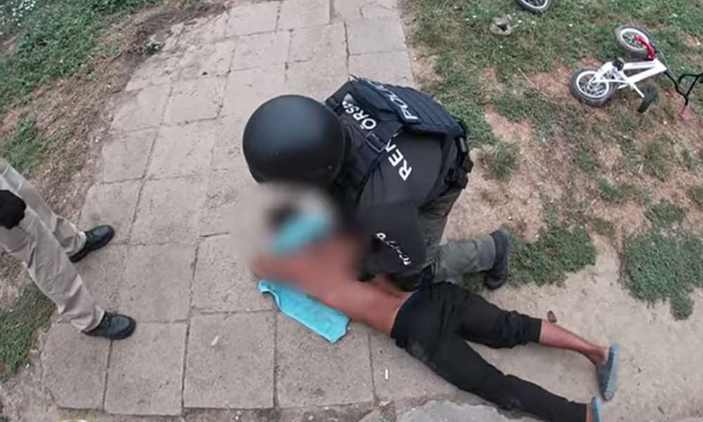 Anyára és kisfiára gyújtotta rá a házat két férfi Véménden – videó az elfogásról