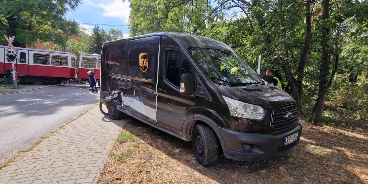 Ütköztek a fogaskerekűvel, a kisteherautót vezető férfit szirénázva vitték a kórházba