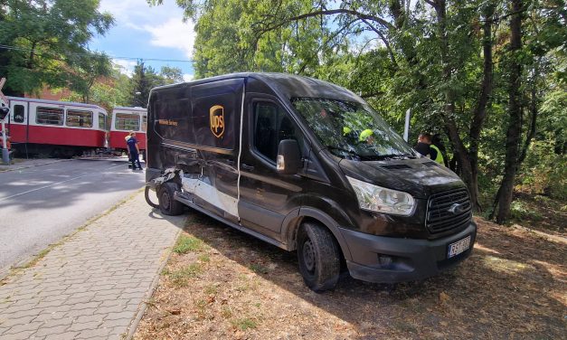 Ütköztek a fogaskerekűvel, a kisteherautót vezető férfit szirénázva vitték a kórházba