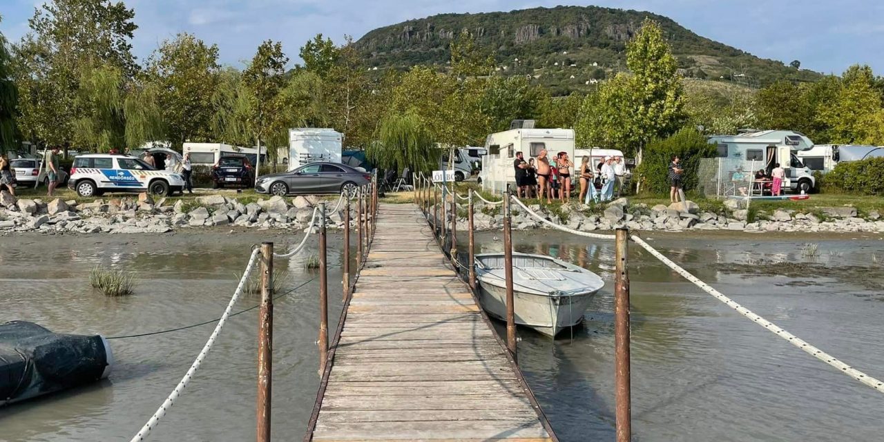 Megfulladt a vízbe egy 2,5 éves kislány a Balatonon, a kisgyermek egy gumimatracról csúszott a vízbe