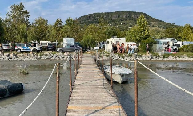 Megfulladt a vízbe egy 2,5 éves kislány a Balatonon, a kisgyermek egy gumimatracról csúszott a vízbe