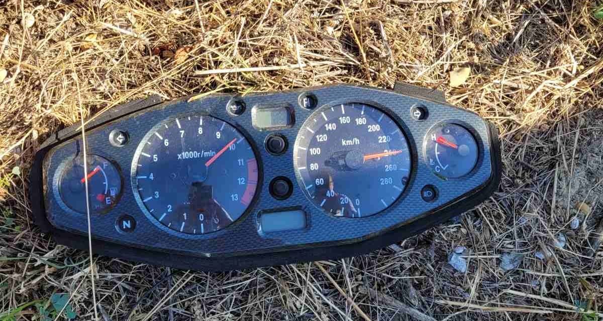 240-nél szakadt ki a motoros műszerfala a baleset után, nem élte túl az ütközést
