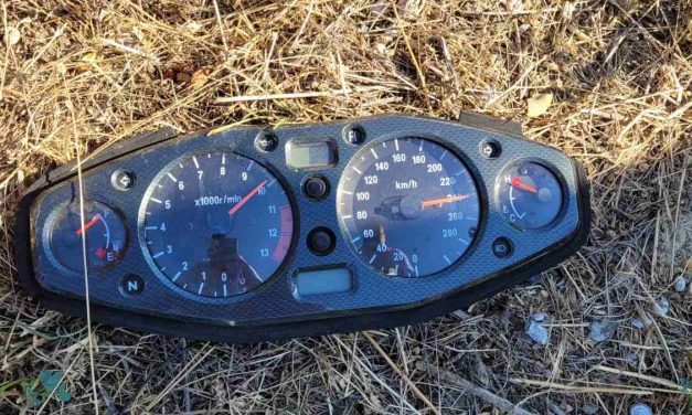 240-nél szakadt ki a motoros műszerfala a baleset után, nem élte túl az ütközést