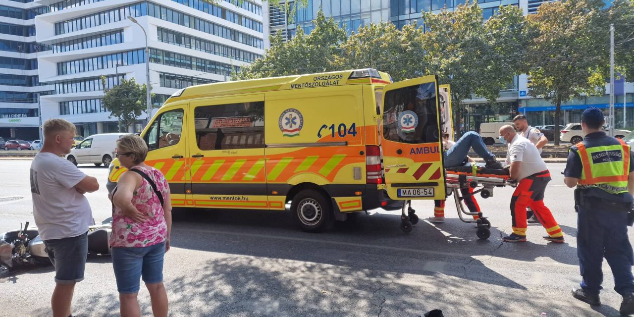 Csúnya motoros baleset Budapesten, mentőbe tették a férfit