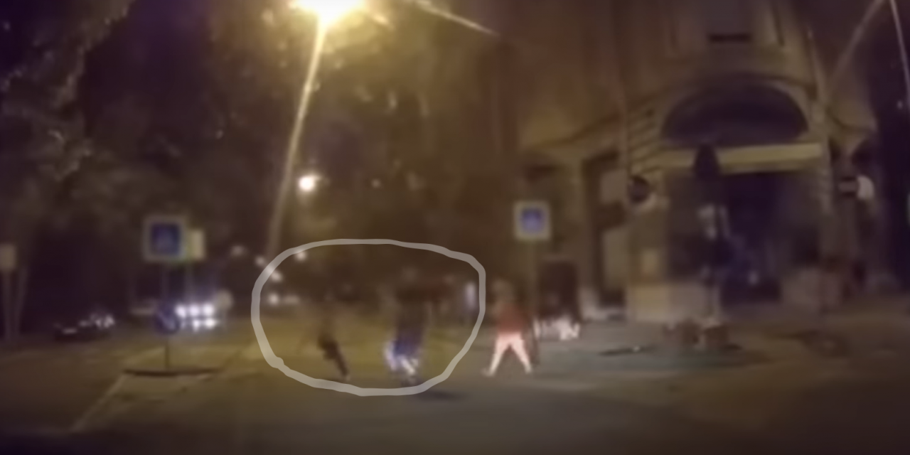 Békíteni próbálta a dulakodókat, csaknem agyonverte egy őrjöngő férfi, videón a támadás