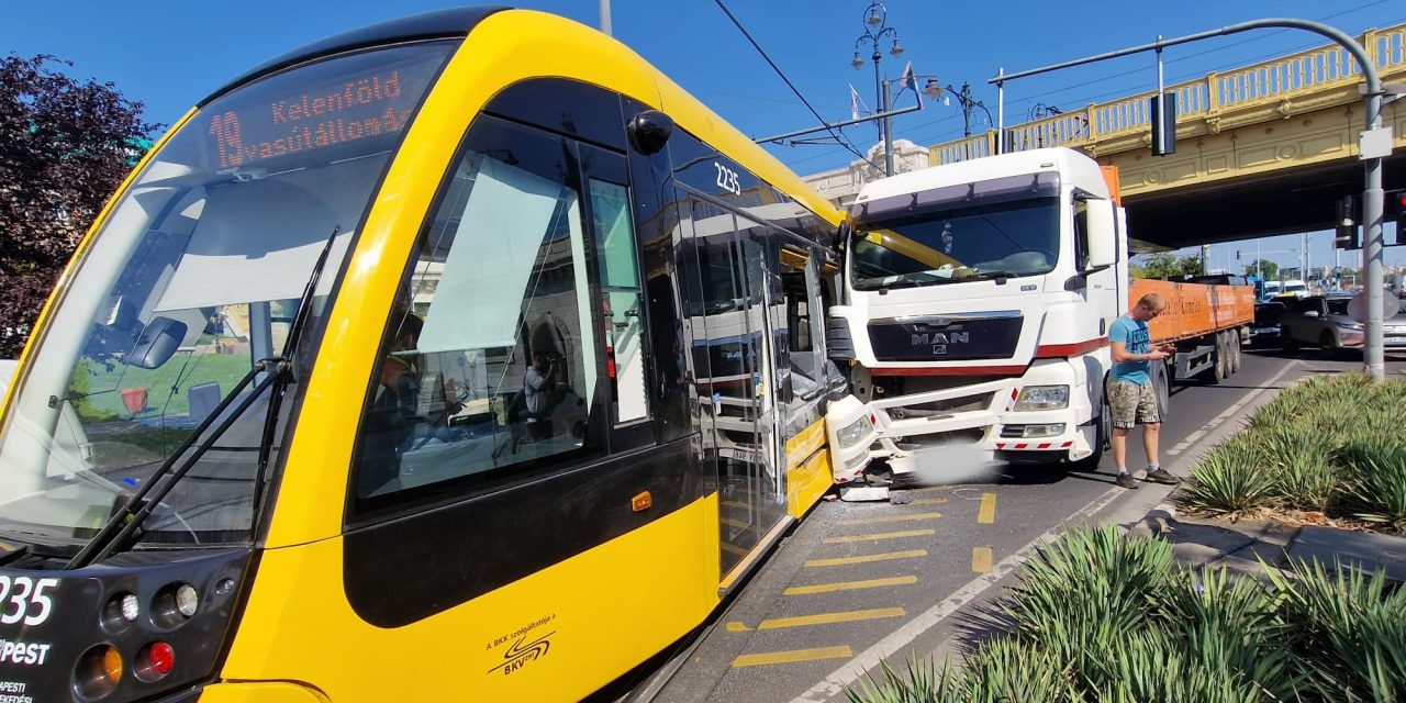 Ezért volt a hatalmas dugó a Margit hídnál, teherautó kapta oldalba a fonódó villamost