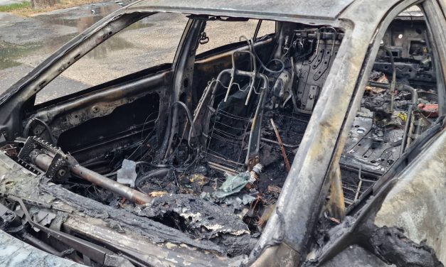 Teljesen kiégett egy Mazda Budapesten – fotók a helyszínről