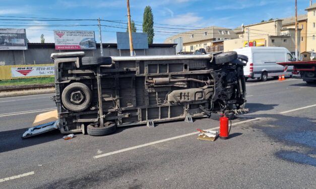 Nem is nézte az utat, a telefonját nyomkodta a furgon sofőrje, aki belerohant az előtte parkoló autószállító trélerbe Budapesten – Döbbenetes fotók a helyszínről