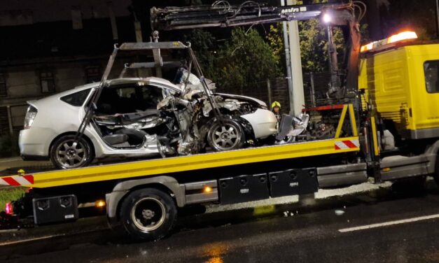 Egyik baleset követte a másikat: Budapest 10. kerületében oszlopnak hajtott egy autó, az Üllői úton három kocsi rohant egymásba – Fotók a helyszínről