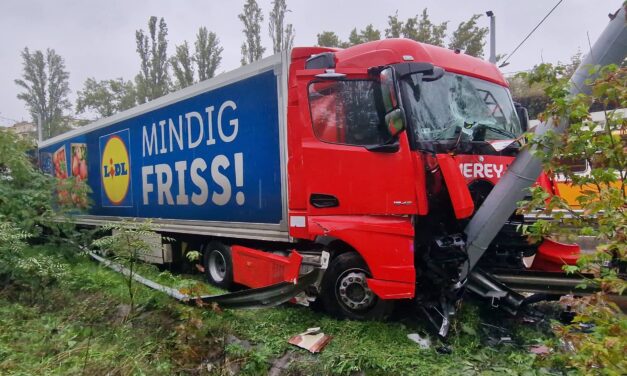 Döbbenetes: pár perc különbséggel két balesetet is okozott Budapesten a Lidl egyik kamionja – Fotók