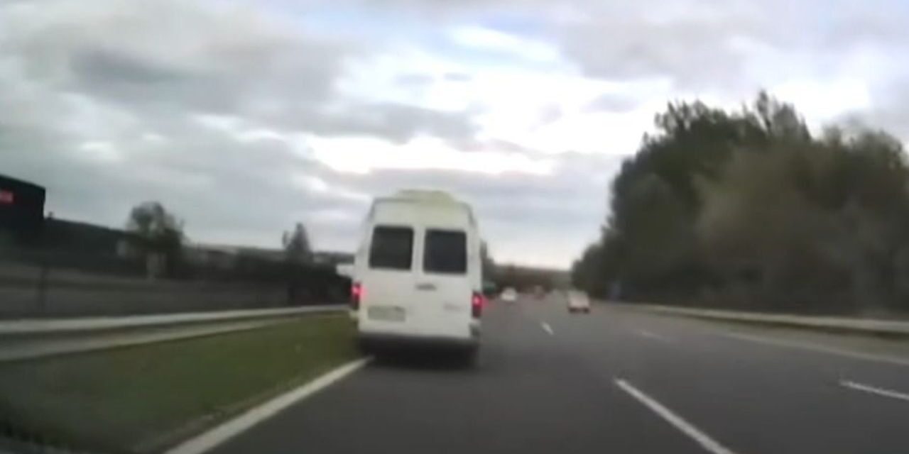 Iskolásokkal teli busz csapódott fékezés nélkül a szalagkorlátnak az M7-es autópályán Tárnoknál: drámai videó