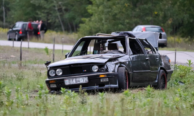 Brutális baleset: lesodródott az útról és átpördült egy autó Kiskunhalason – Hiába jött mentőhelikopter is, a sofőrt már nem lehetett megmenteni