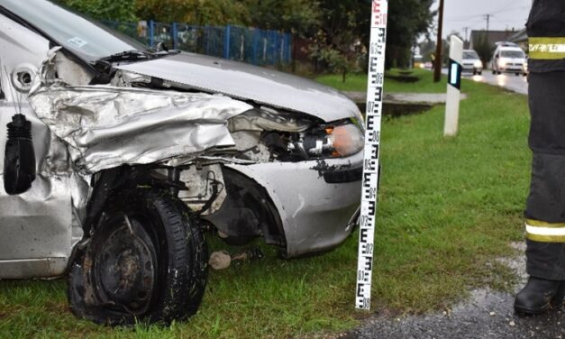 Piásan tarolt le egy parkoló kocsit ez a barcsi autós – Fotók a helyszínről