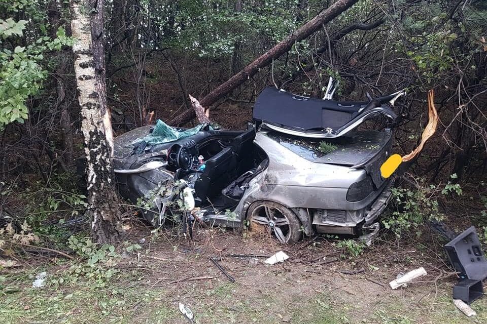 „Ha ebből kiszállt bárki is élve, van egy őrangyala” – fák közé hajtott egy BMW Ajkánál, feszítóvágóval szabadították ki a sofőrt