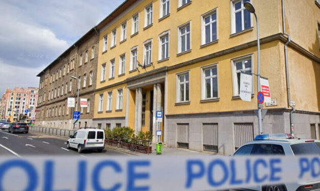 Kiült az ablakpárkányra az a diák, aki kizuhant a budapesti gimnázium második emeletéről