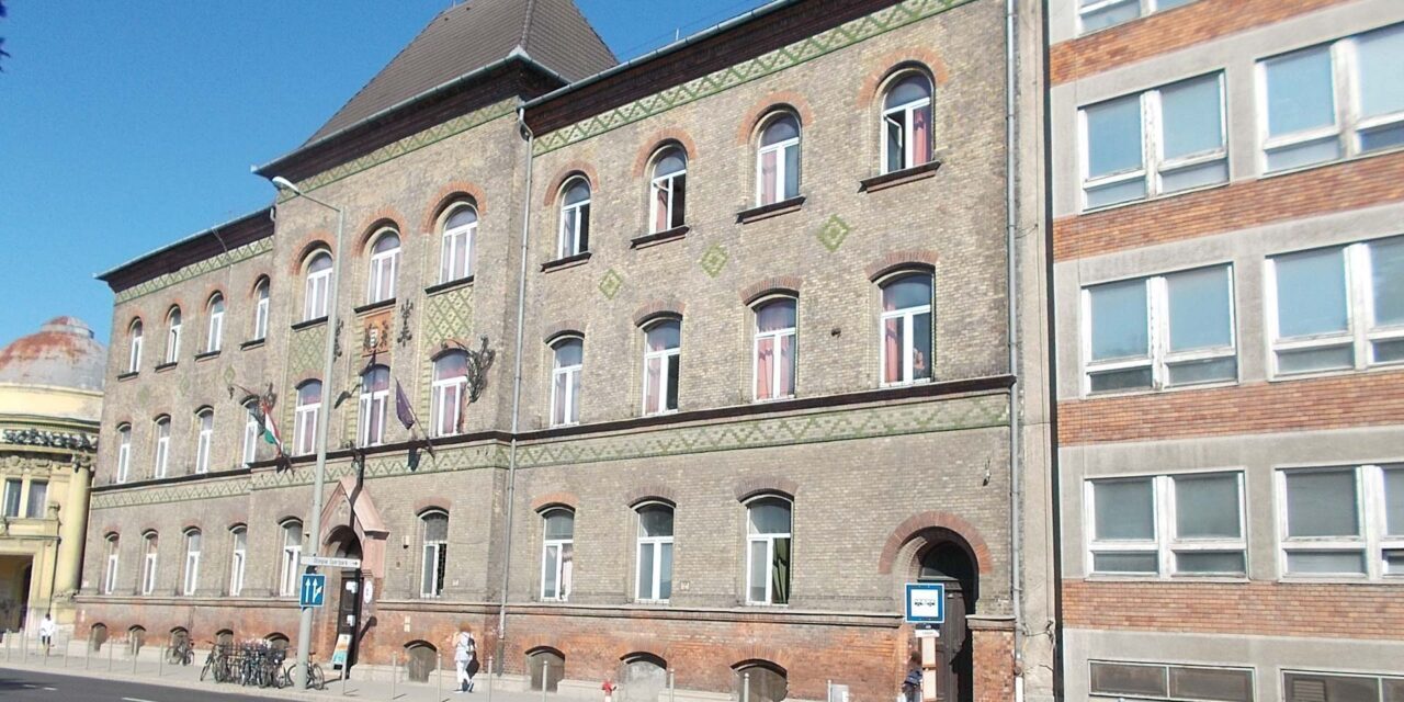 „Számára és szülei számára is elképzelhetetlen volt, hogy négyesnél rosszabb jegyet kapjon” – egy 3-as dolgozat miatt akart végezni tanárával a győri diák, 15 évet is kaphat
