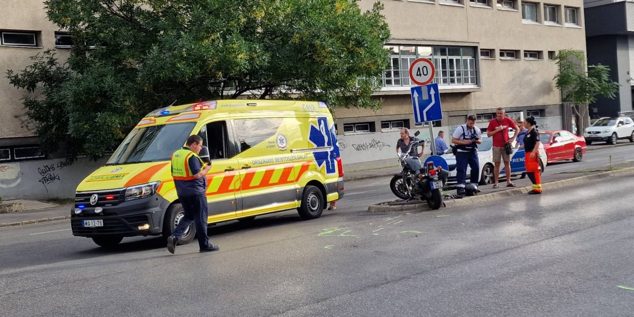 Hosszú percekig ápolták a motorost az aszfalton a hatalmas ütközés után
