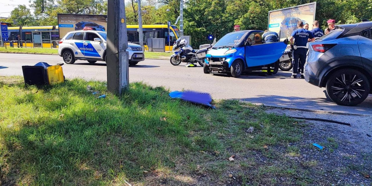 Nyomkövetővel a lábán hajtott egy oszlopnak a férfi, majd a helyszínen hagyta az összetört autót és lelépett