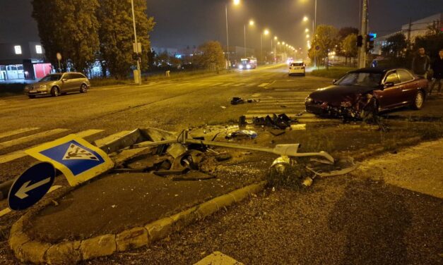 Rejtélyes baleset a fővárosban – villanyoszlopnak csapódott autójával, majd elmenekült a Mazda sofőrje. HELYSZÍNI FOTÓKKAL!