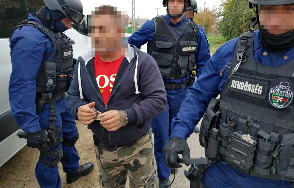 Videón, ahogy bilincsbe verve vezetik el Nyírpilis egykori „illegális” polgármesterét