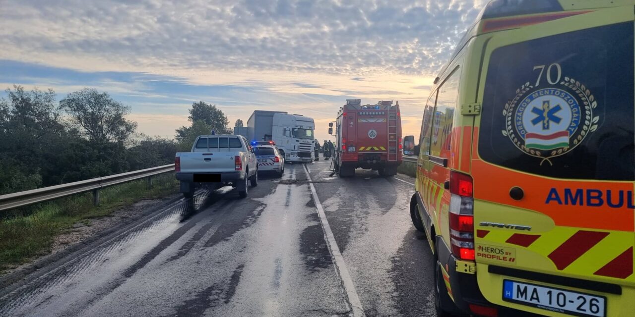 Elaludhatott a Nissan sofőrje: brutális karambol történt az 51-es főúton – Fotók a helyszínről