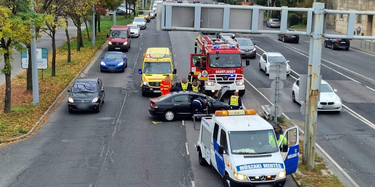 Durva baleset az Üllői úton: keresztbe fordult, majd totálisan összetört egy Honda