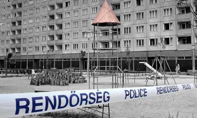 A lakótelepi játszótérről focizás után csalta el a kisfiút Pityu bácsi, az édesapa hiába kereste Gáborkát, soha sem bocsátotta meg magának, hogy egyedül hagyta 8 éves fiát