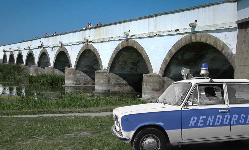 Rejtélyes gyilkosság – A Hortobágyról ment hazafelé a házaspár, az autójukban lelőtték őket, egy bicikliző fiú mindent látott, azonban volt egy bökkenő
