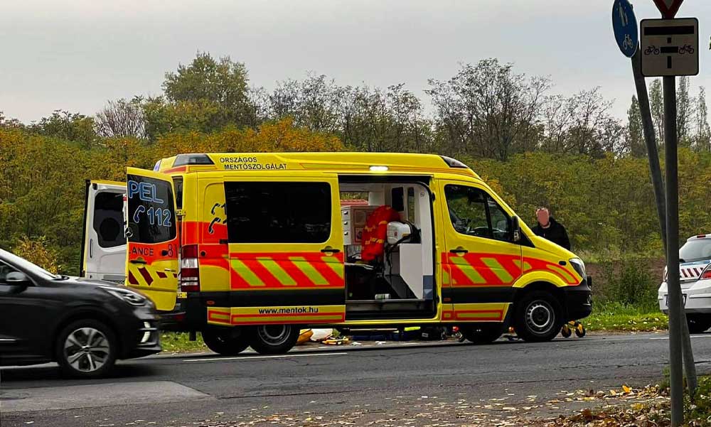 Dráma az út szélén – Furgonba csapódott egy motoros, hatalmasat repült a férfi az úton, az autósok rohantak segíteni