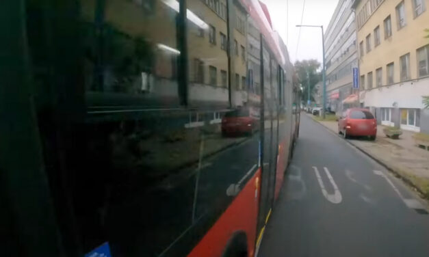 Dühös dudálásba kezdett a troli sofőrje és kis híján elgázolta a biciklist, csak mert az be merte tartani a KRESZ szabályait