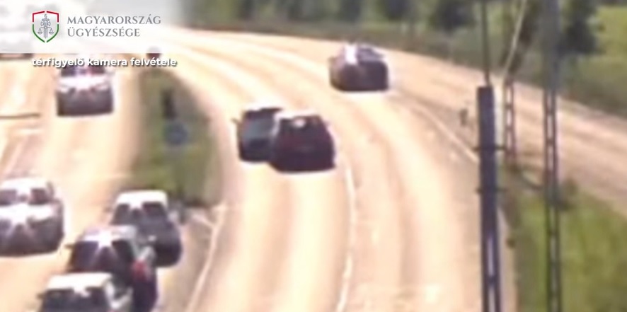 Bevágott a másik autó elé, majd büntetőfékkel akarta móresre tanítani a sofőrt – Videón a döbbenetes jelenetek