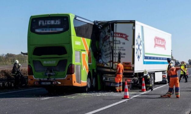 Kamionba hajtott egy emeletes Flixbus az M1-esen, ketten megsérültek – helyszíni fotók