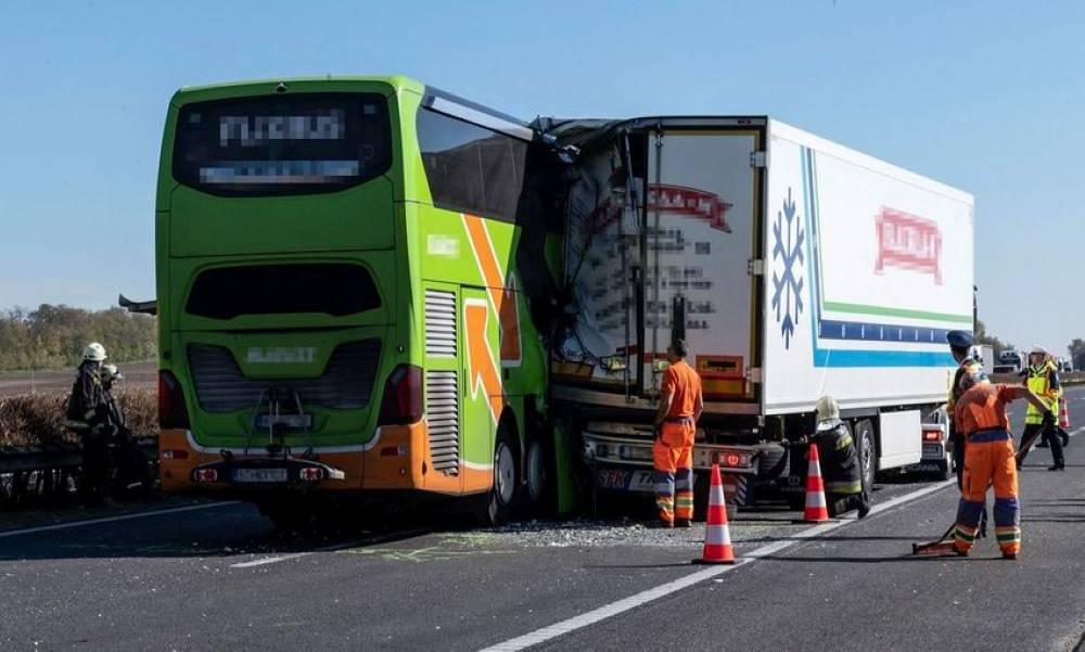 Kamionba hajtott egy emeletes Flixbus az M1-esen, ketten megsérültek – helyszíni fotók