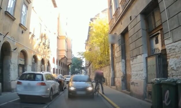 Döbbenetes felvétel: szemben a forgalommal húzta rá a kormányt egy biciklis futárra ez az autós Budapesten